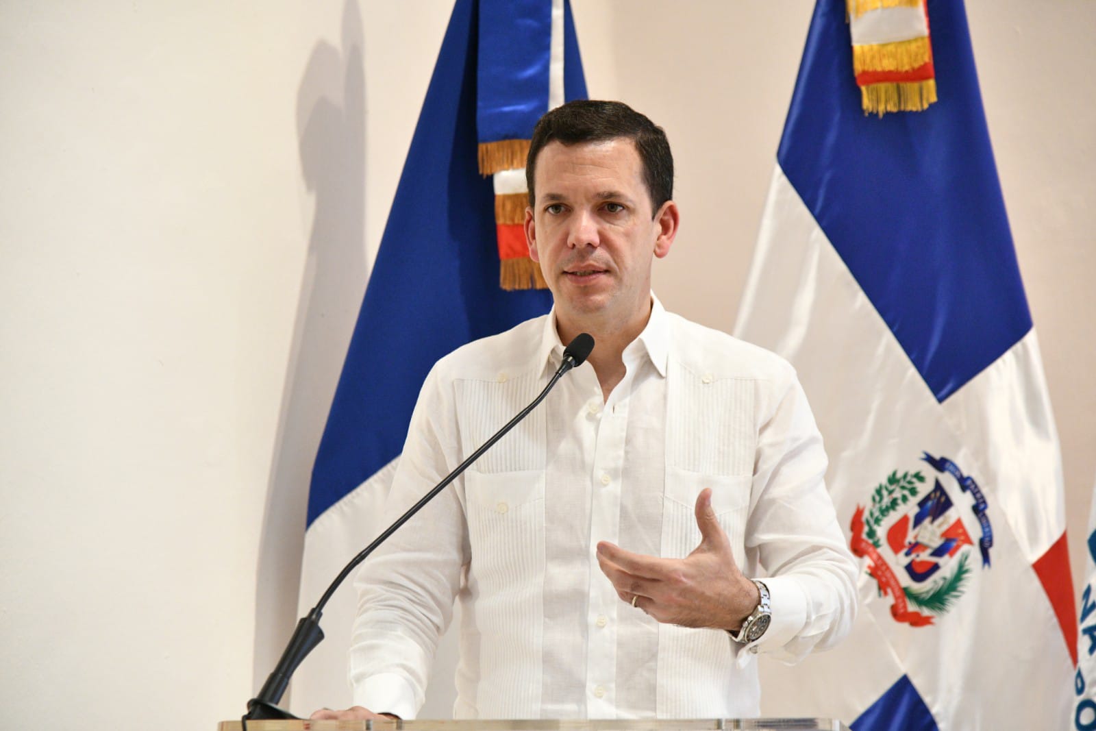Tras escándalo, Hugo Beras solicita al presidente Luis Abinader licencia
