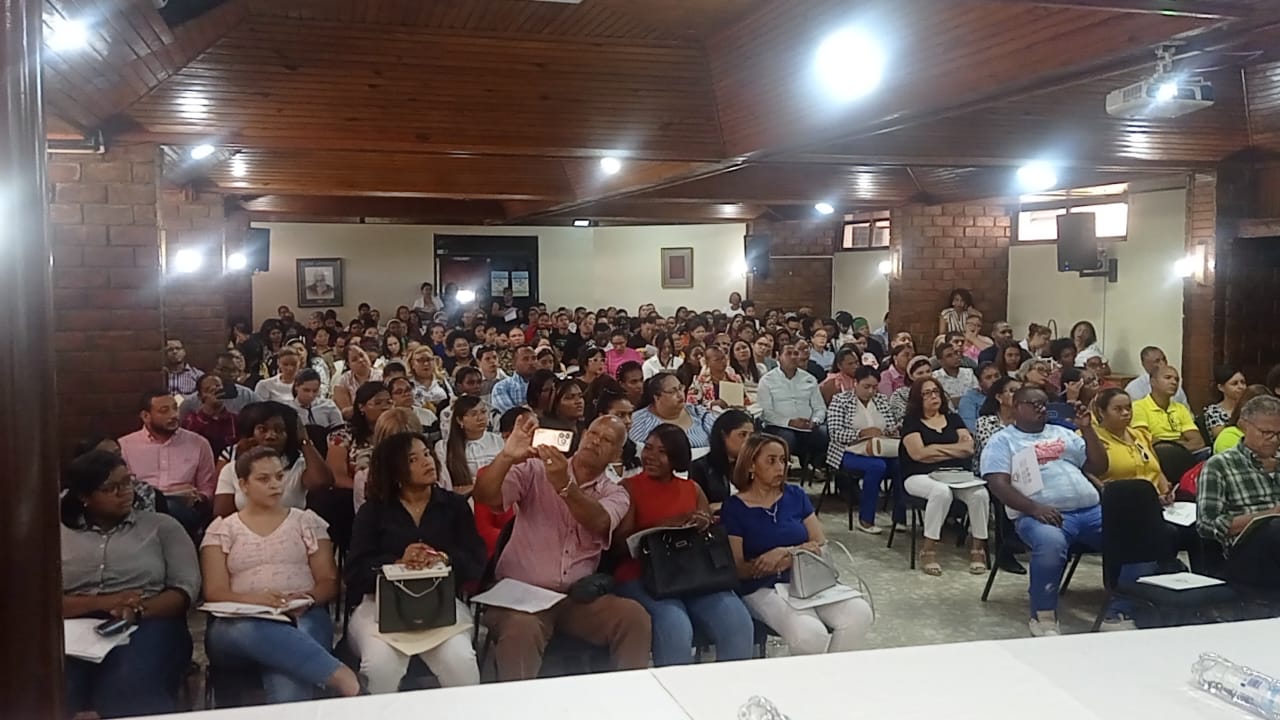 Profesionales de salud participan en evento del CMD