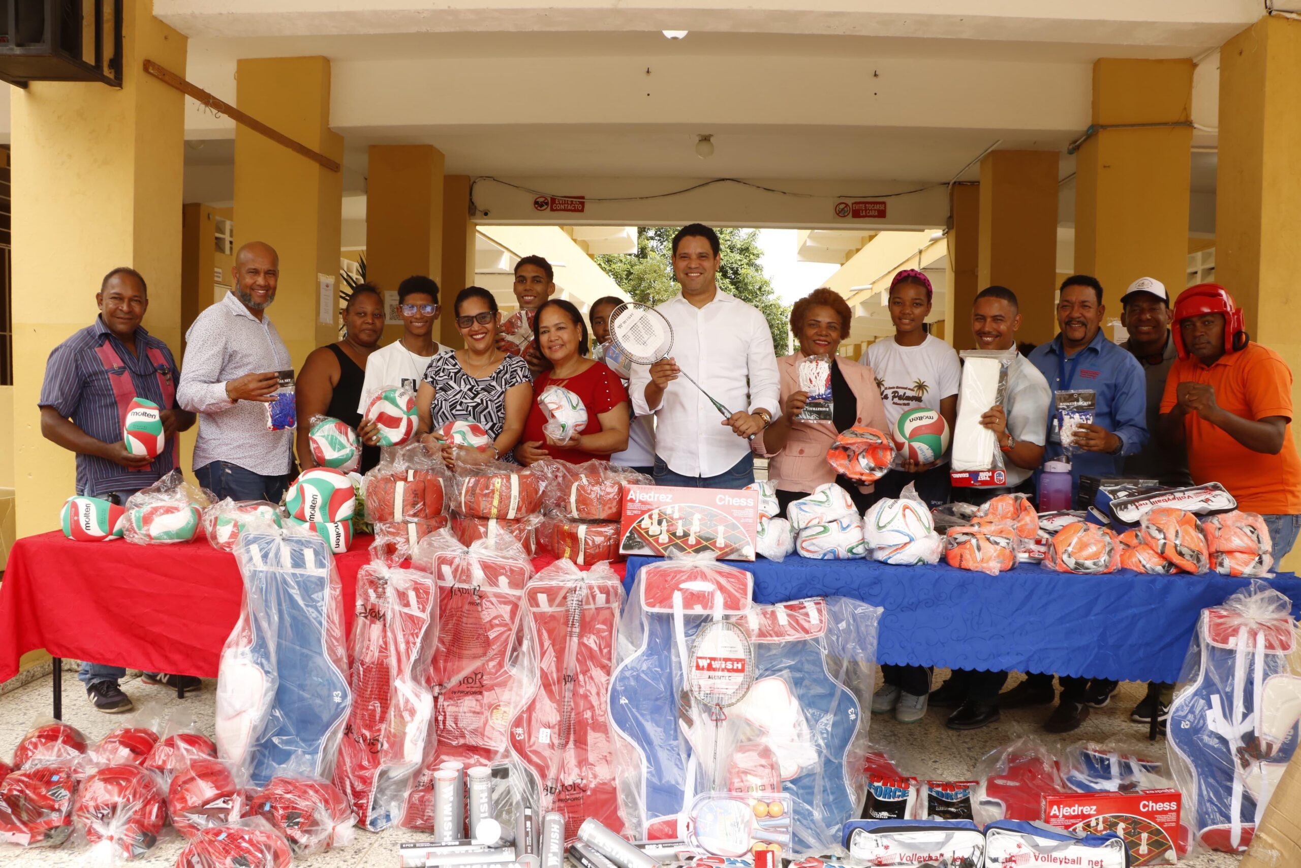 Fortalecen proyecto Escuelas Abiertas y Activas con entrega de utilería deportiva en la Regional 15 de Educación
