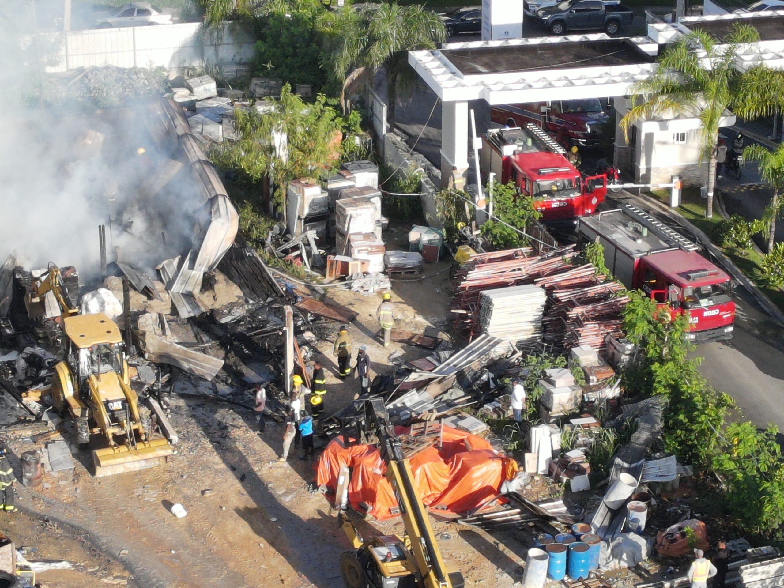 Se registra incendio en almacén de constructora en Altos de Arroyo Hondo