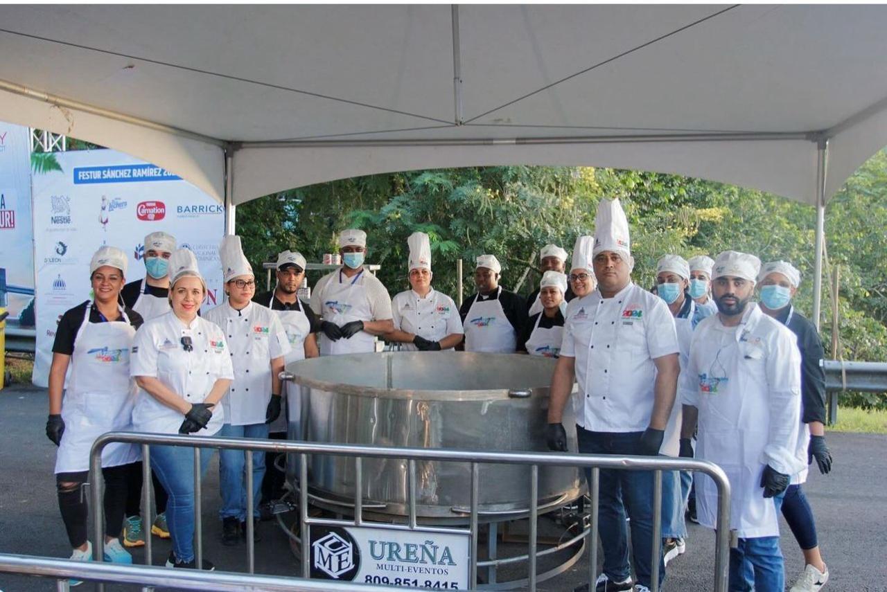 Solangel Velázquez y su equipo de chefs obtiene Guinness Word Récord por “El Majarete más grande del mundo”