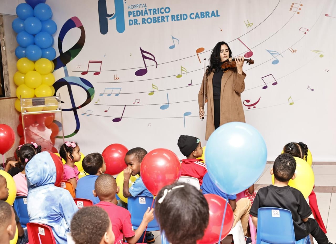 Violinista Aisha Syed lleva música y esperanza a niños del Robert Reid Cabral