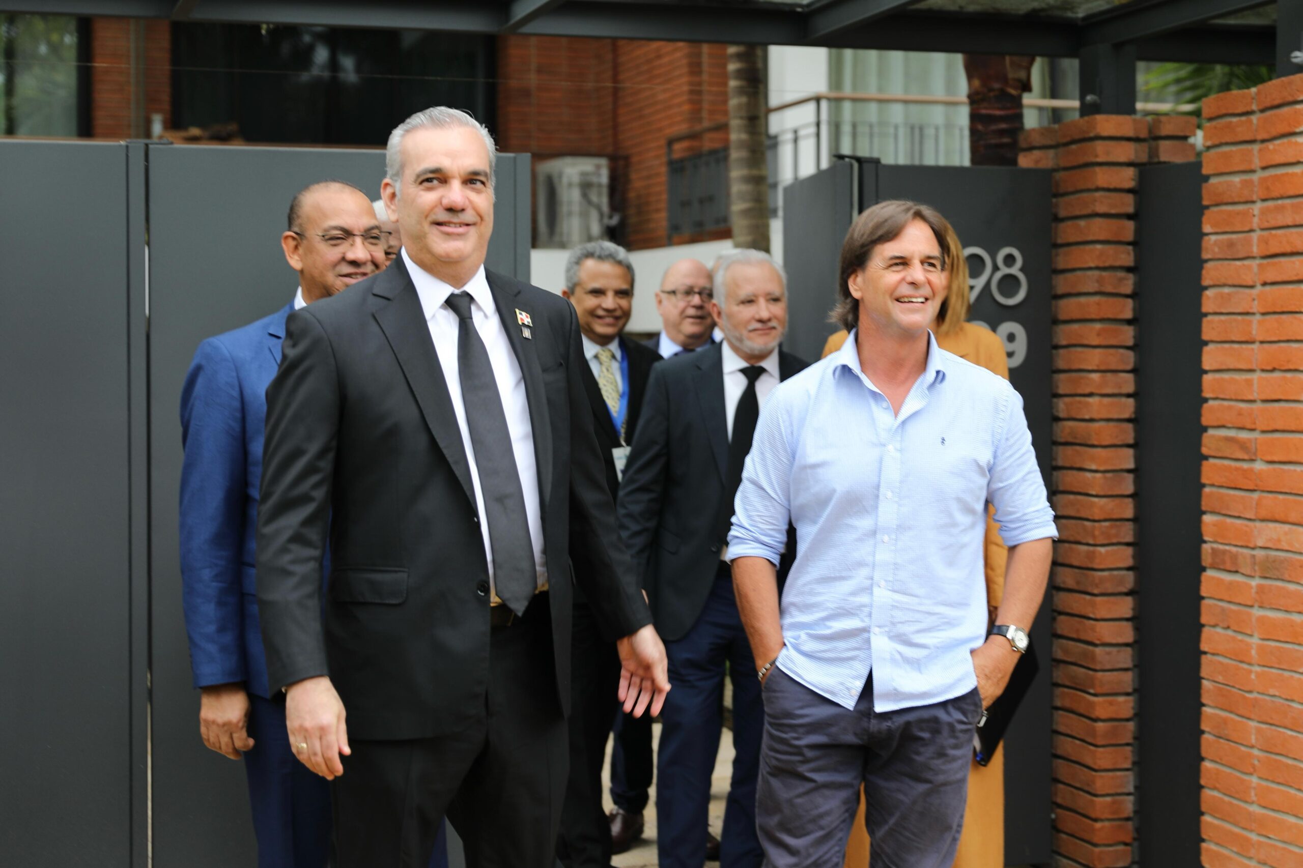 Presidente Luis Abinader regresa a RD tras visita a Uruguay