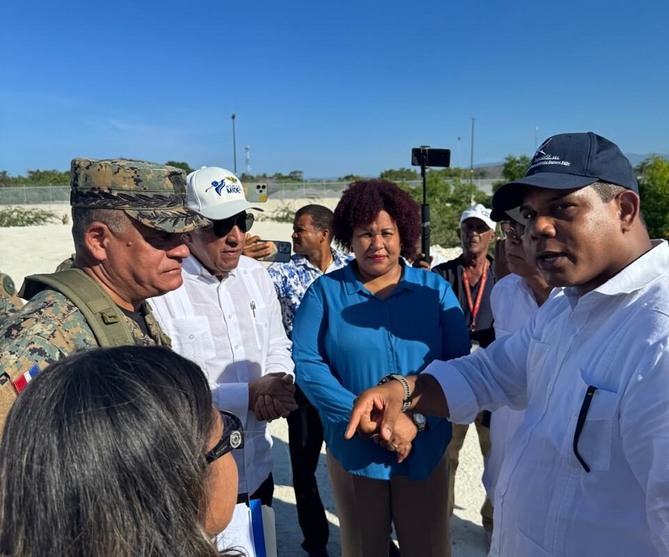 Andrés Bautista y Carlos Fernández Onofre supervisan construcción de mercados binacionales en la frontera