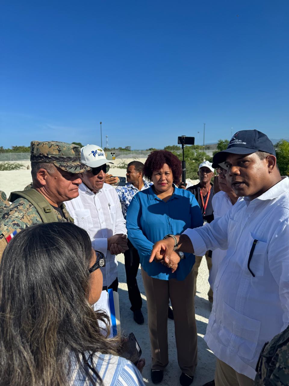 Andrés Bautista y Carlos Fernández Onofre supervisan construcción de mercados binacionales en la frontera
