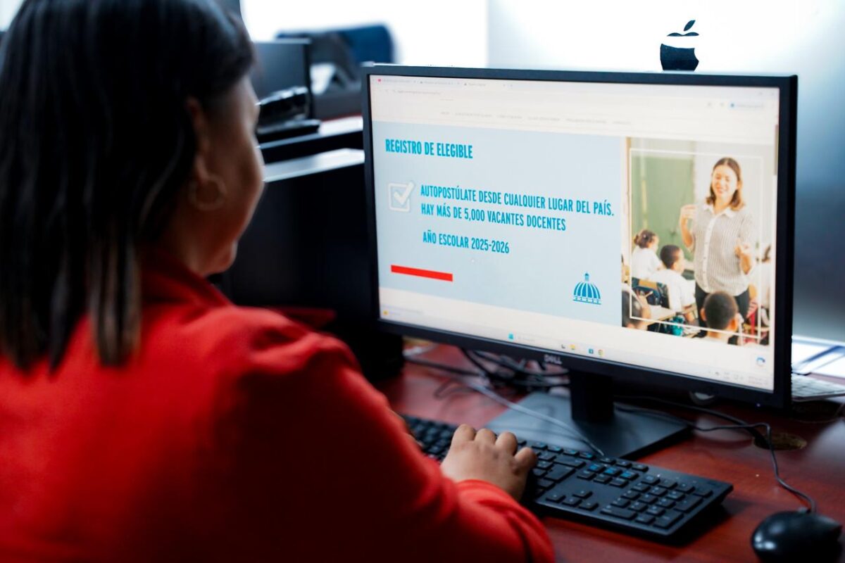¿Cuántos docentes han aplicado para plazas disponibles para el año escolar 2025-2026?