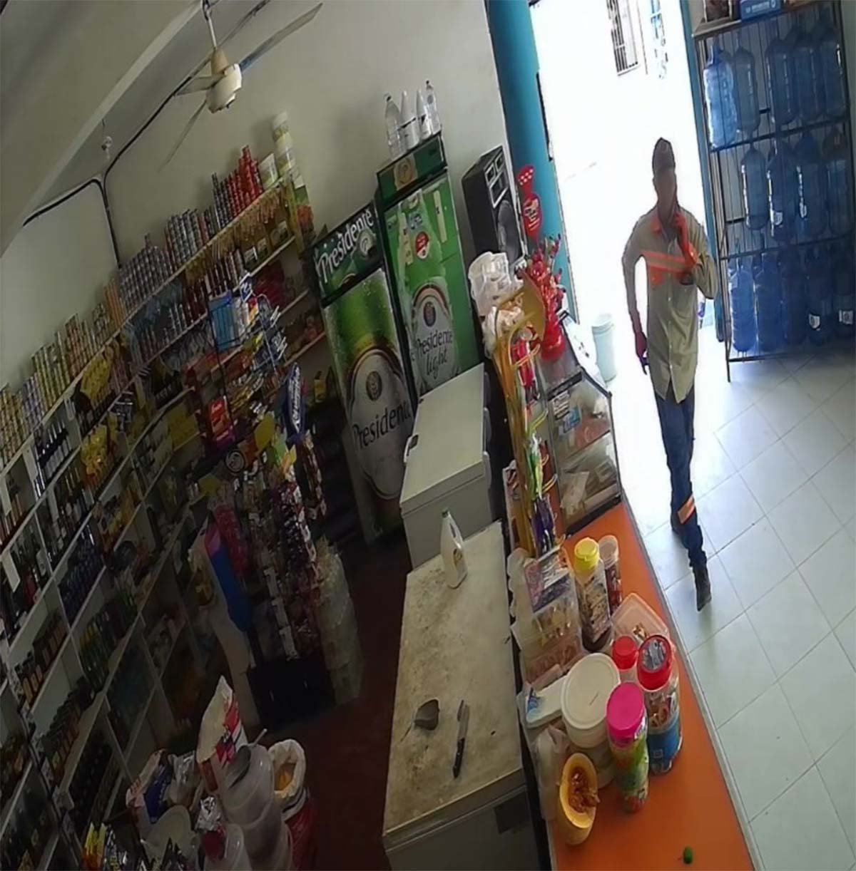Policía Nacional detiene hombre se hacía pasar por contratista de Edeeste para extorsionar comercios