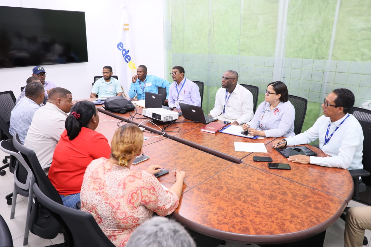 Edeeste se reúne con comunitarios de Brisas del Este