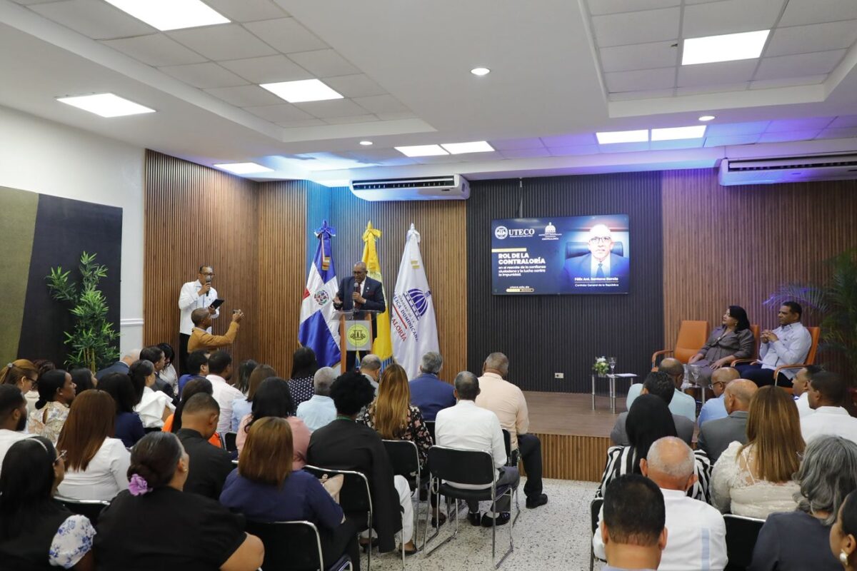 Contraloría transmite mensaje anticorrupción e importancia del control interno a estudiantes de Uteco