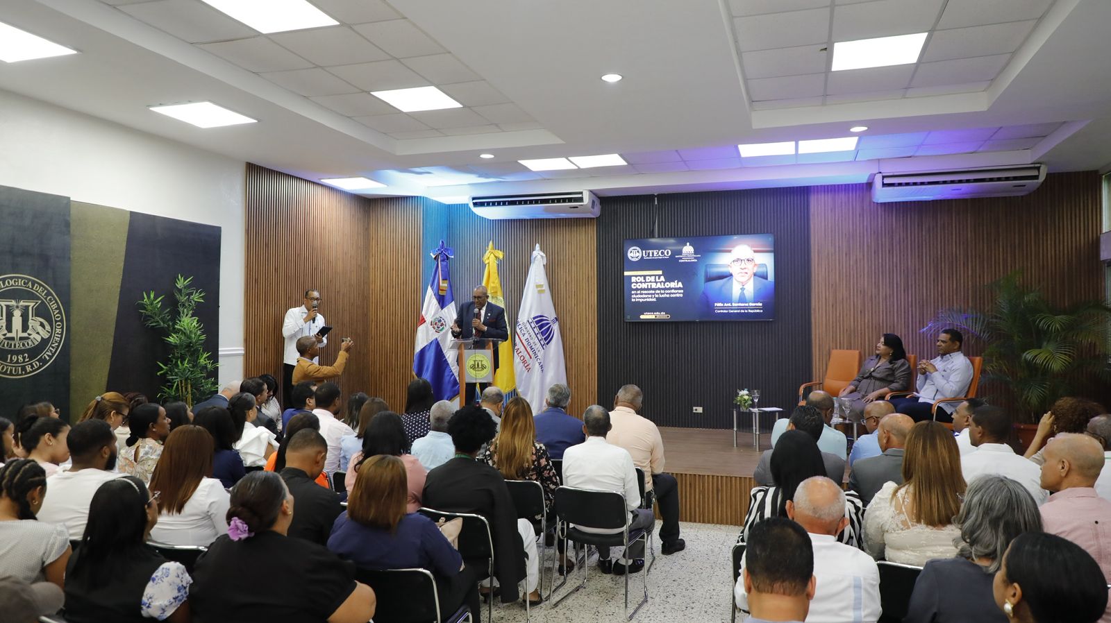 Contraloría transmite mensaje anticorrupción e importancia del control interno a estudiantes de Uteco