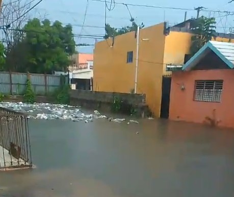 Vecinos de Los Trinitarios II amanecen bajo el agua y claman ayuda por inundaciones