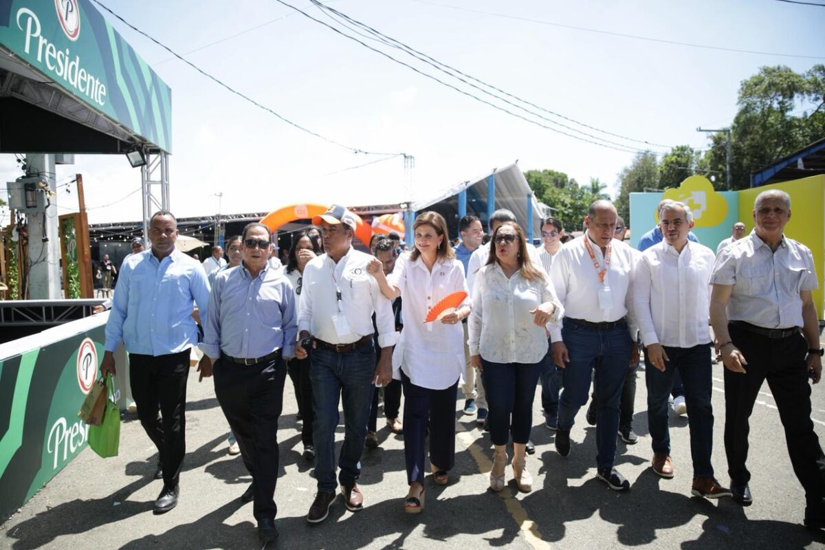 Raquel Peña sorprende a feriantes de Expo Cibao con visita en apoyo a emprendedores locales y marcas nacionales