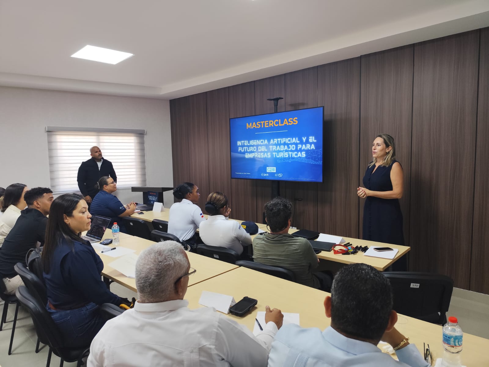Empresarios turísticos de La Romana se capacitan en el primer curso de Inteligencia Artificial aplicada al turismo en República Dominicana