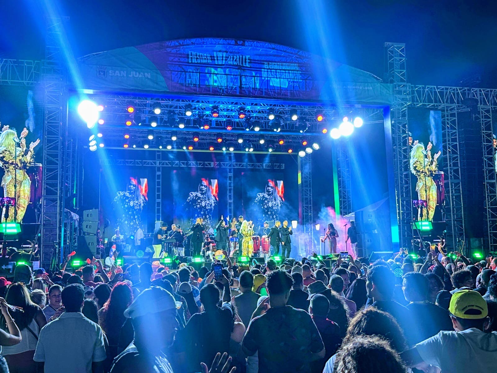 Miriam Cruz arranca el 2026 con presentación multitudinaria en las Fiestas De La Calle San Sebastián En Puerto Rico