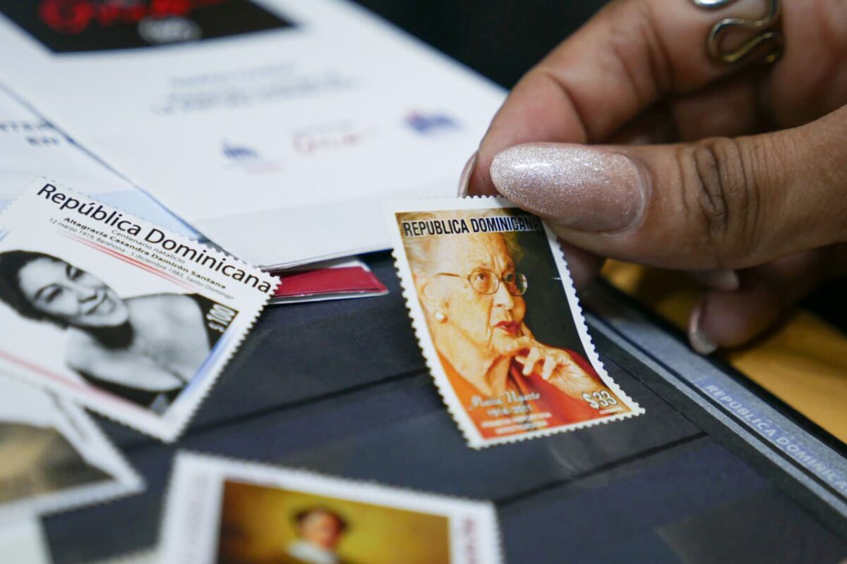 Día Mundial del Sello Postal: INPOSDOM destaca la filatelia como instrumento de identidad y memoria histórica