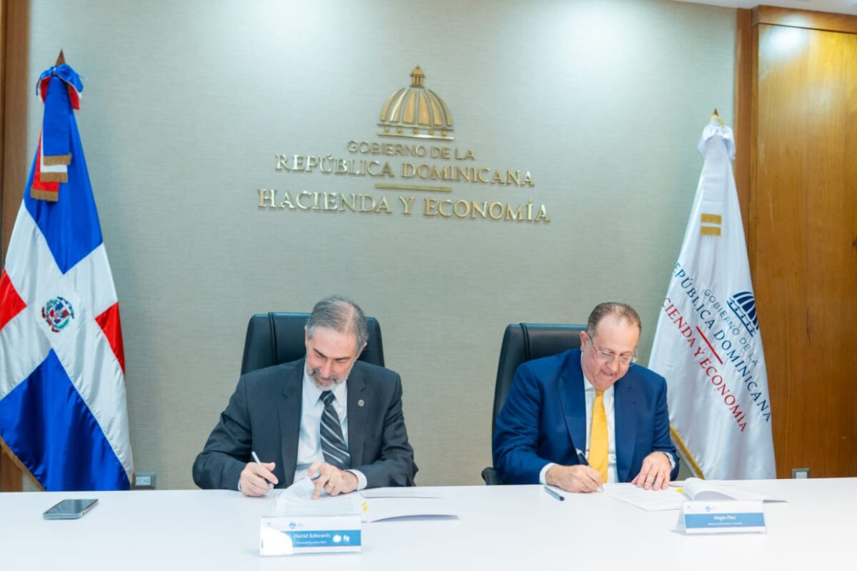 Hacienda y FIBA firman acuerdo que fortalece la lucha contra el lavado de activos en el sector de juegos de azar