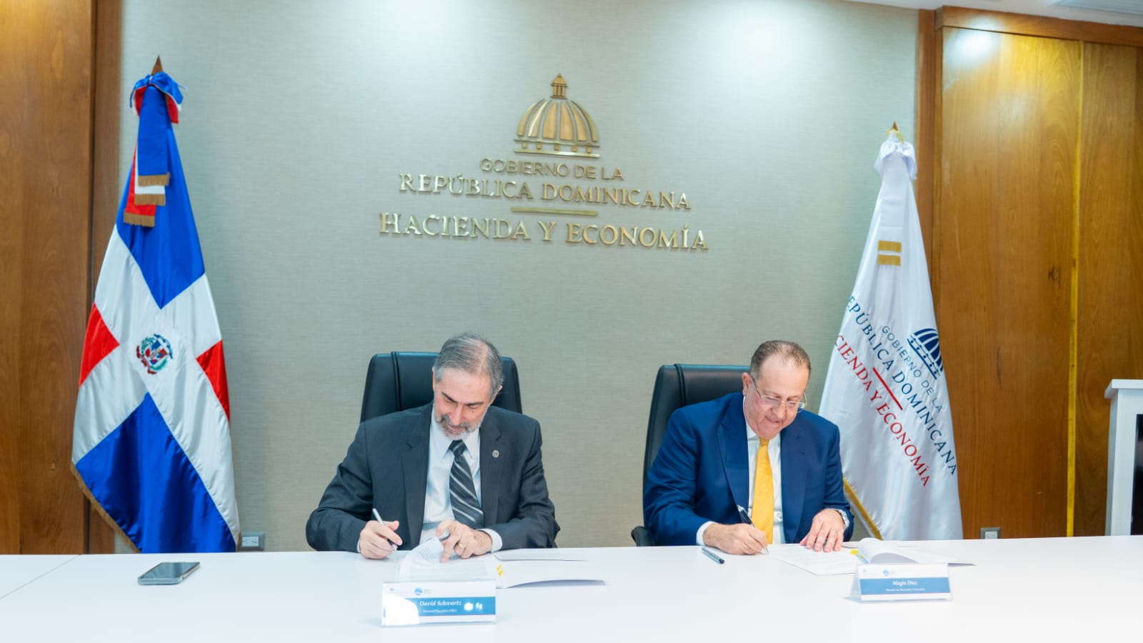 Hacienda y FIBA firman acuerdo que fortalece la lucha contra el lavado de activos en el sector de juegos de azar