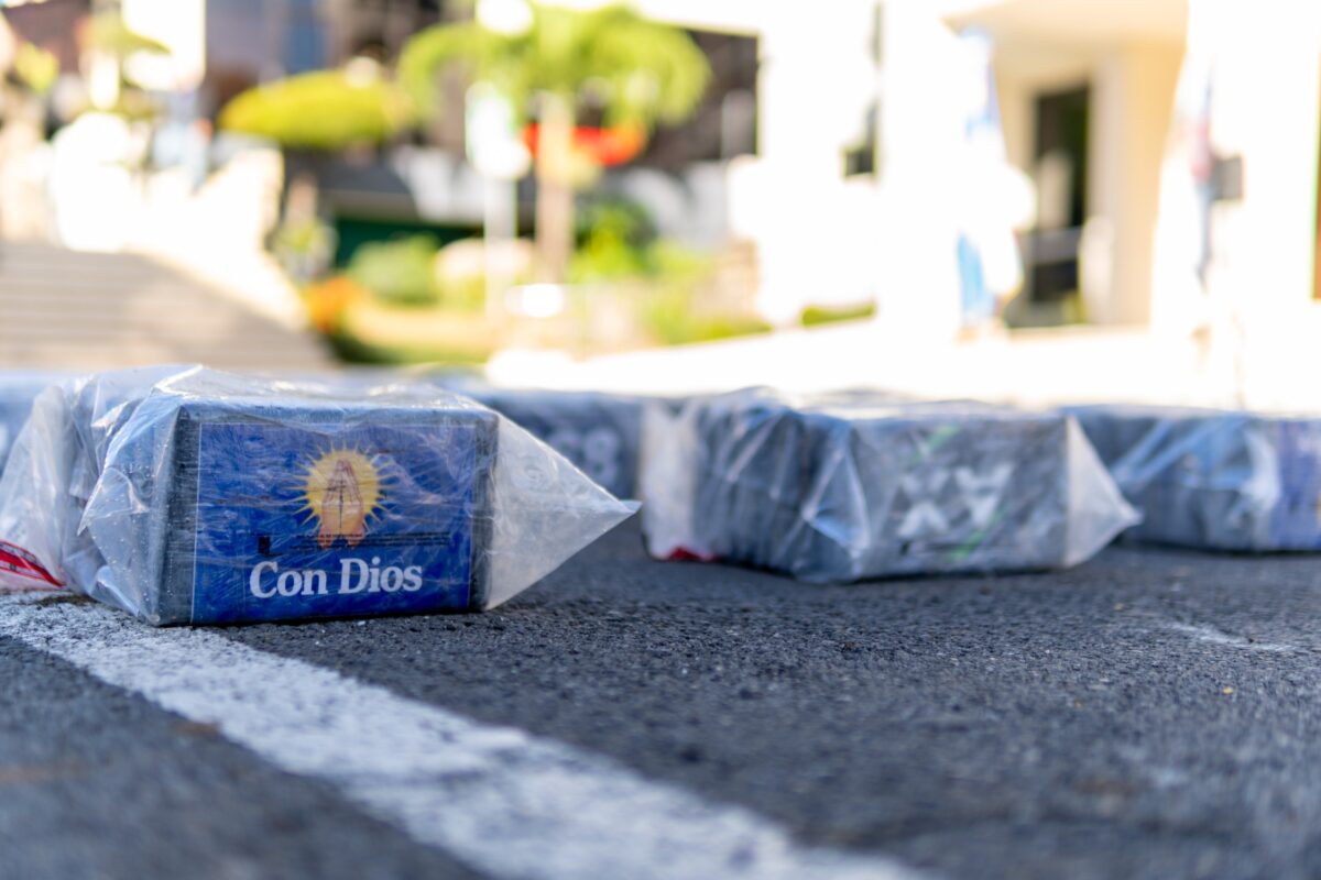 Golpe al narcotráfico en Peravia: ocupan 2,049 paquetes de presunta cocaína en alta mar