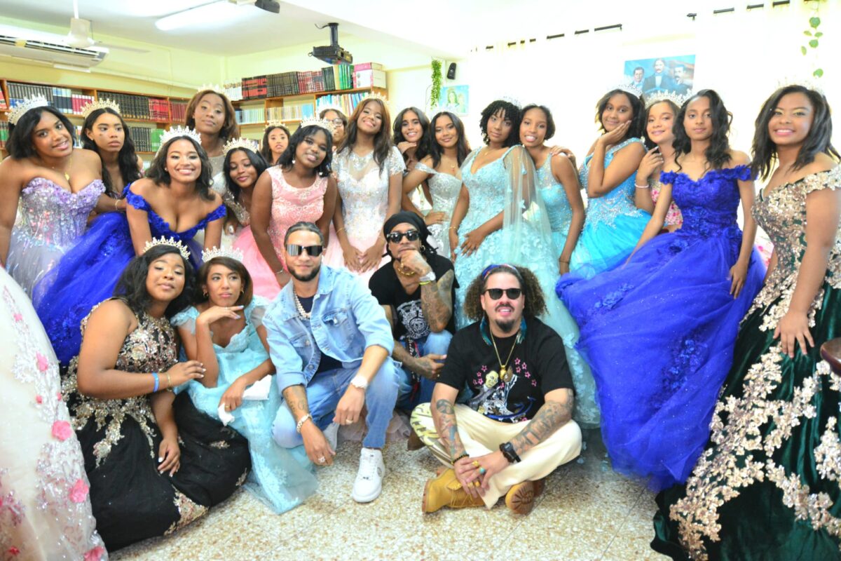 21 quinceañeras de Las Cañitas celebran un cumpleaños mágico con becas universitarias incluidas