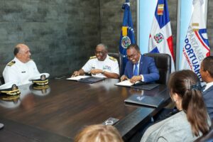 Departamento Aeroportuario y Armada acuerdan apoyo en situaciones de riesgo