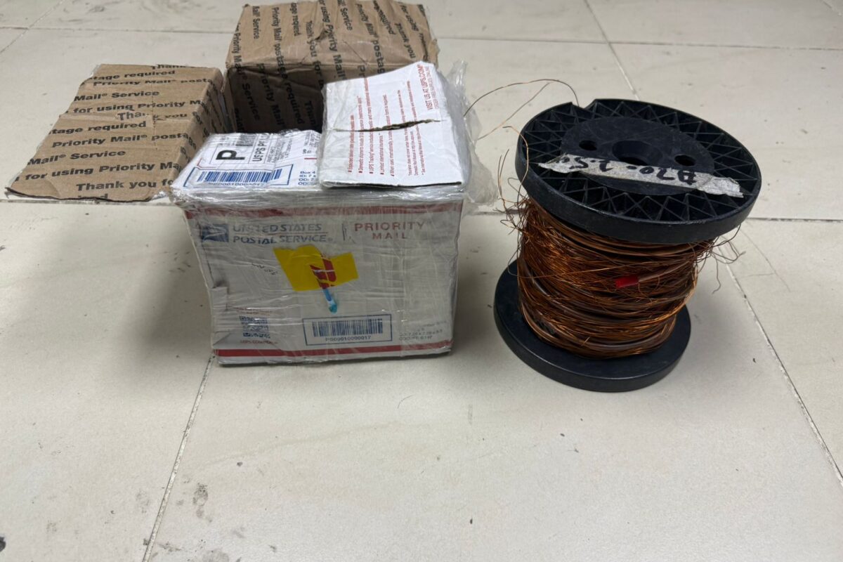 El método que usaron para esconder presunta cocaína dentro de un rollo de alambre