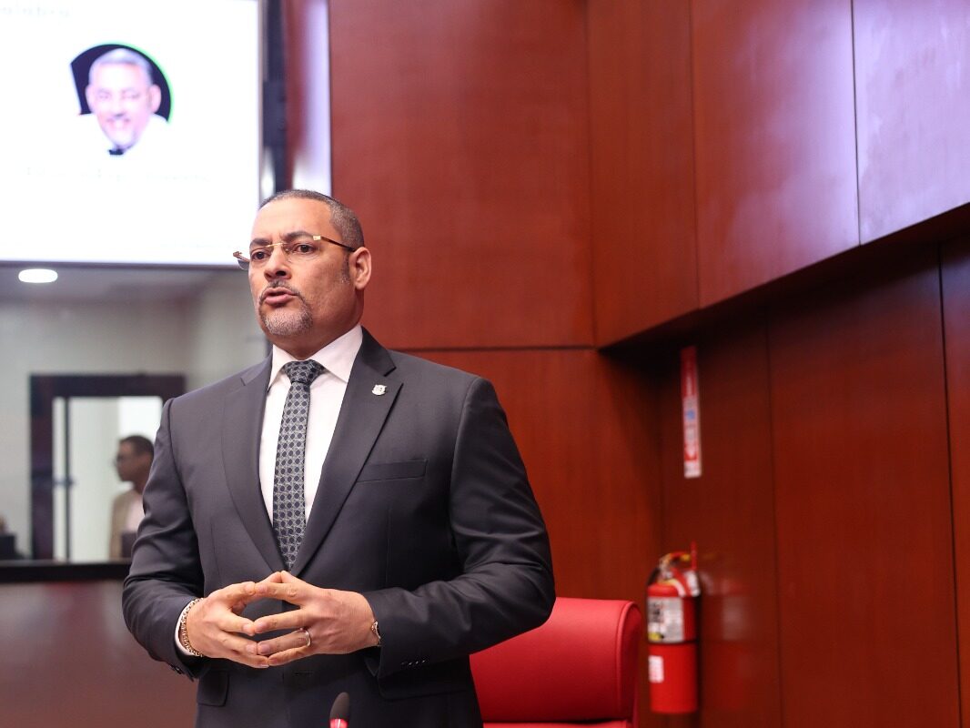 Senador somete proyecto de ley para regular la usura y proteger a ciudadanos de préstamos abusivos que ordenó el Tribunal Constitucional