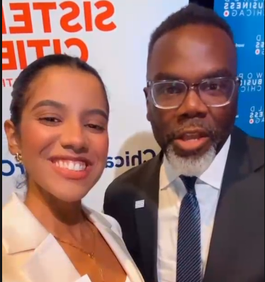 Alcalde de Chicago usa el micrófono de la cónsul Omara Corporán para inspirar a la juventud dominicana