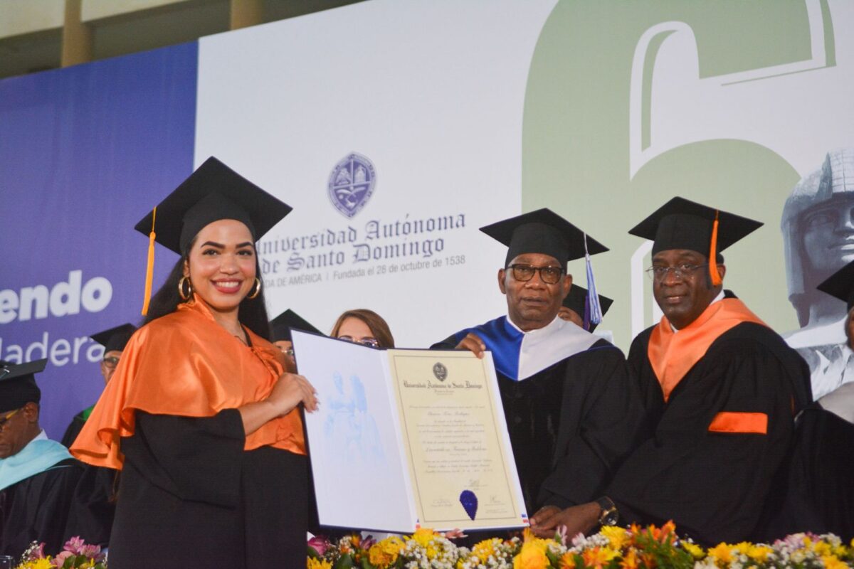 Rector de la UASD llama a graduandos a seguir el ejemplo de destacados egresados de la Primada de América
