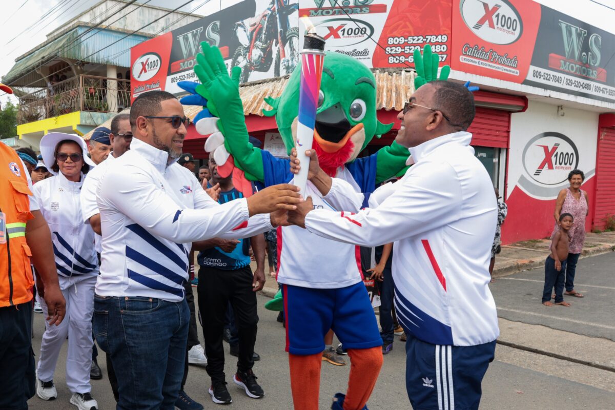 Víctor Pichardo destaca legado deportivo de Monte Plata en recorrido de recibimiento de la antorcha de los Juegos Centroamericanos y del Caribe Santo Domingo 2026