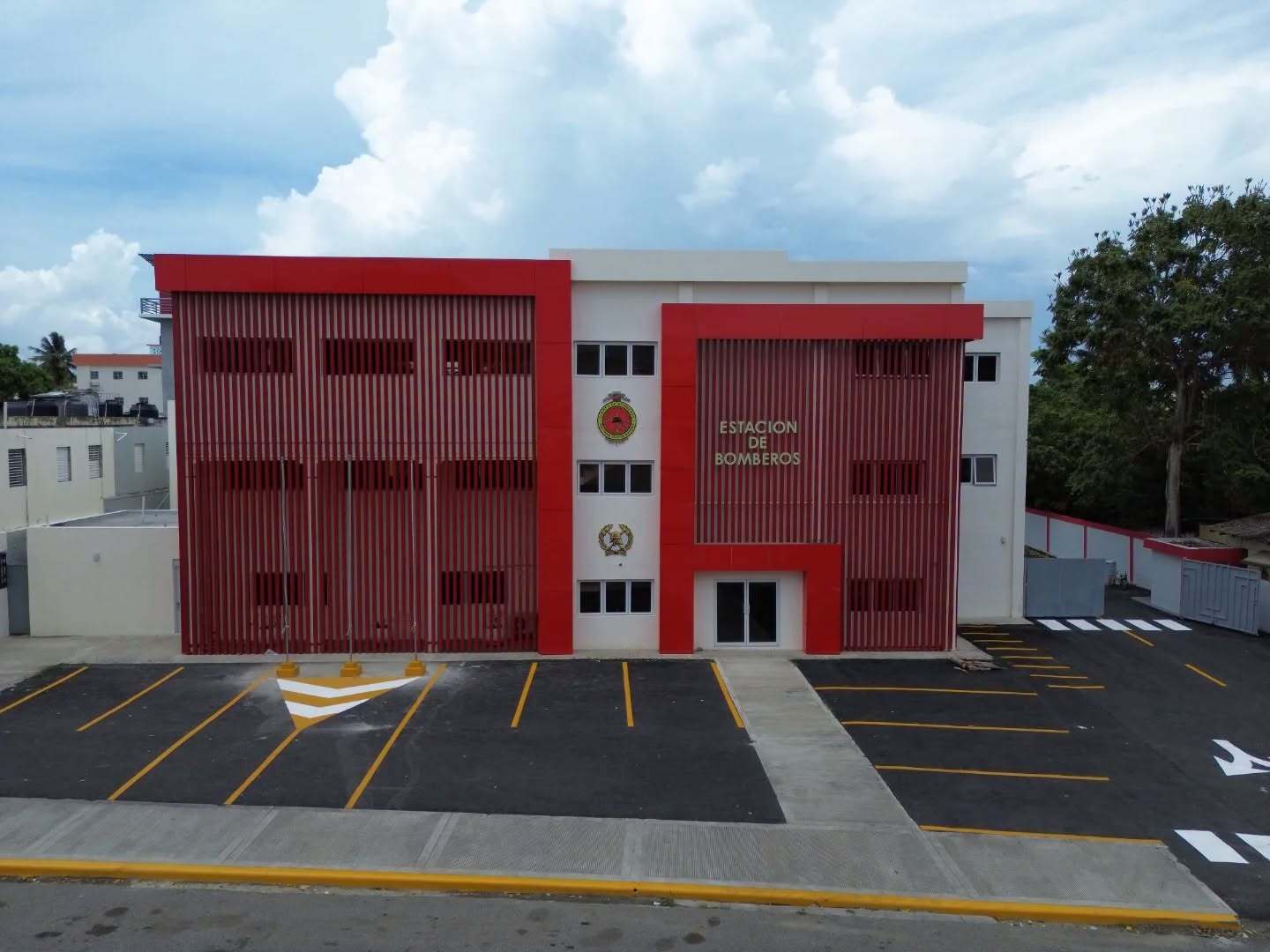 Gestión del senador Franklin Romero entrega moderna estación de bomberos en San Francisco de Macorís