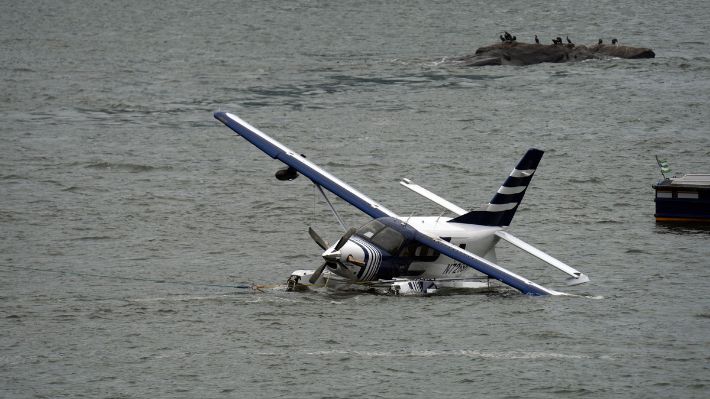 Aterrizaje de emergencia de un hidroavión en el East River deja dos heridos leves en Nueva York