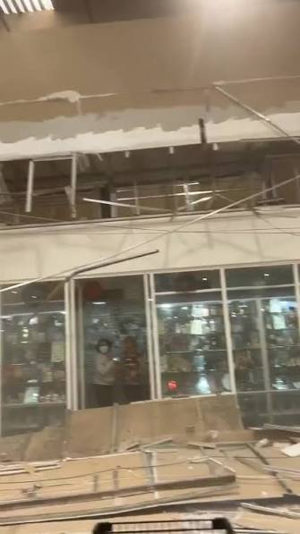 Se desploma parte del techo de una tienda BJ’s mientras había clientes dentro
