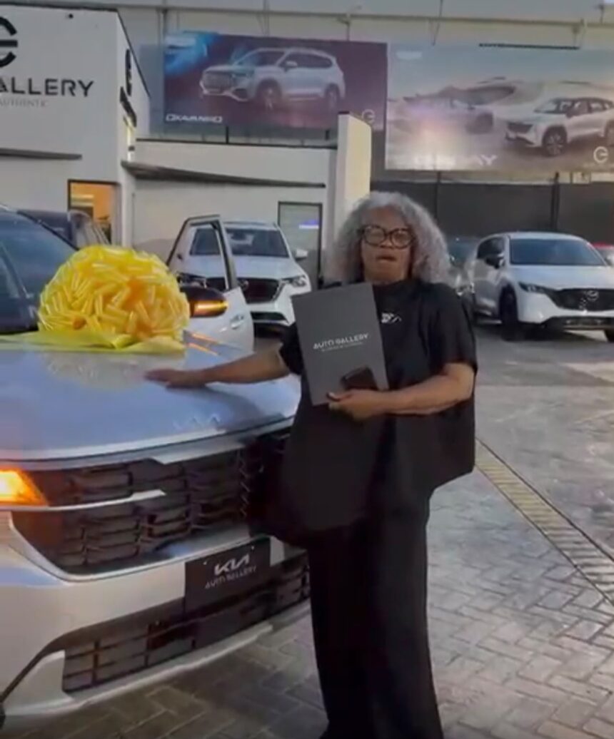Santiago Matías entrega yipeta a Martha Candela: “Solo he sido el puente de esta bendición”