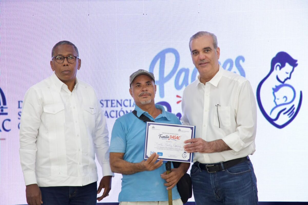 Presidente Abinader encabeza reconocimiento a miles de padres dominicanos en jornada de DASAC “Padres que Protegen”