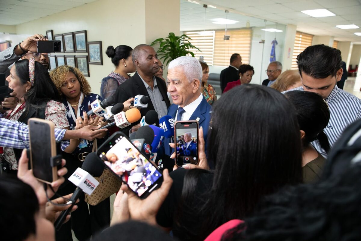 Presidente del Senado aclara que el nuevo Código Penal no prohíbe las peleas de gallos