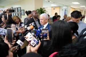Presidente del Senado aclara que el nuevo Código Penal no prohíbe las peleas de gallos