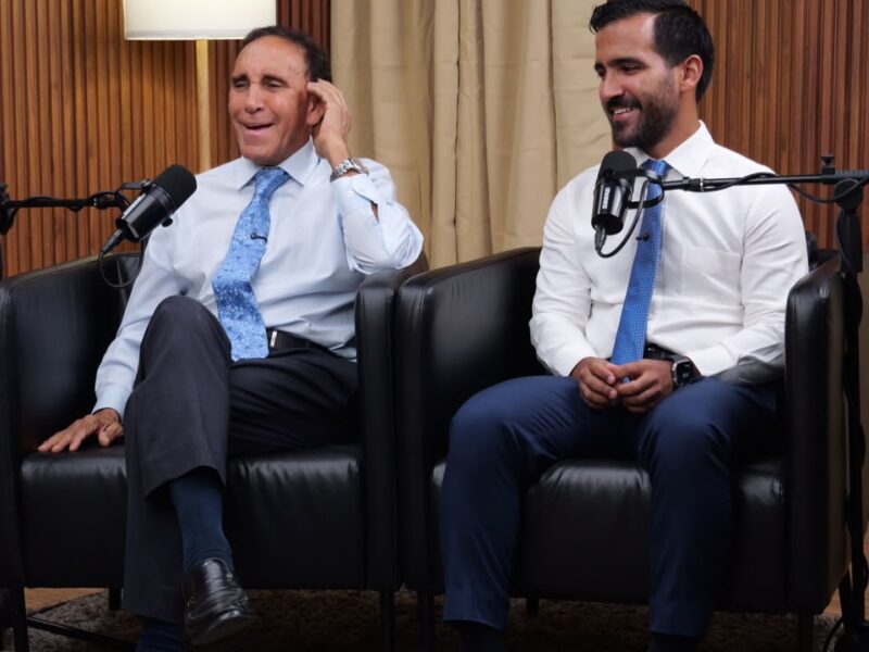 Tras el Telón Podcast reconoce al Dr. Cruz Jiminián en una emotiva entrevista junto a su hijo Luis Cruz