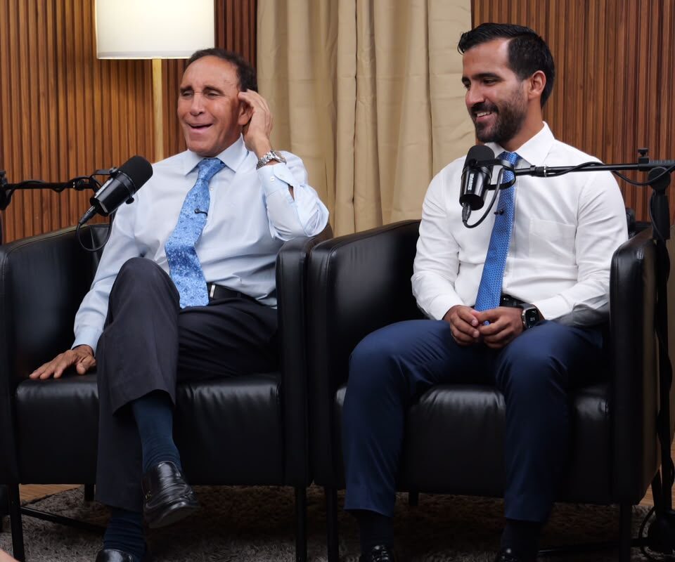 Tras el Telón Podcast reconoce al Dr. Cruz Jiminián en una emotiva entrevista junto a su hijo Luis Cruz