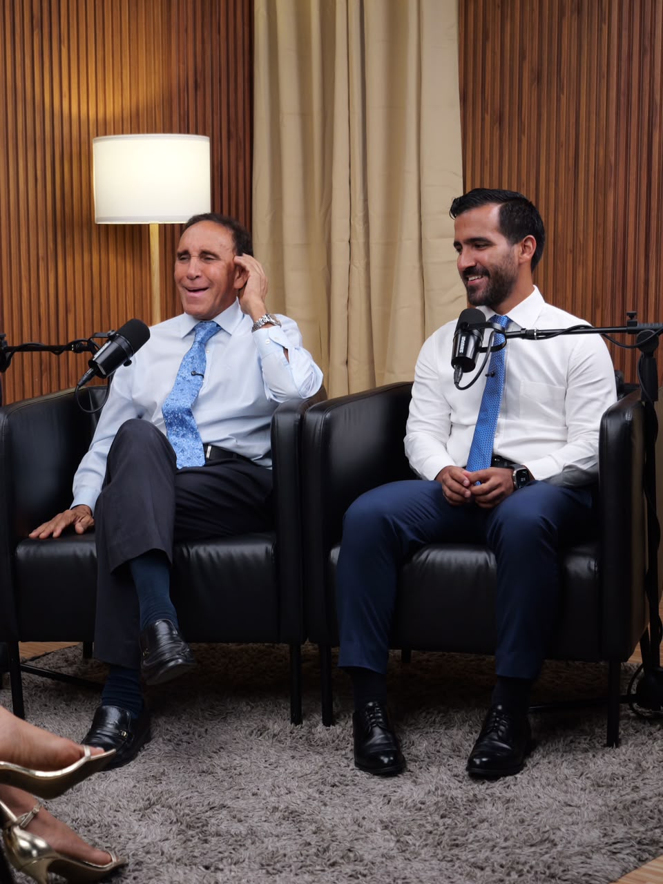 Tras el Telón Podcast reconoce al Dr. Cruz Jiminián en una emotiva entrevista junto a su hijo Luis Cruz
