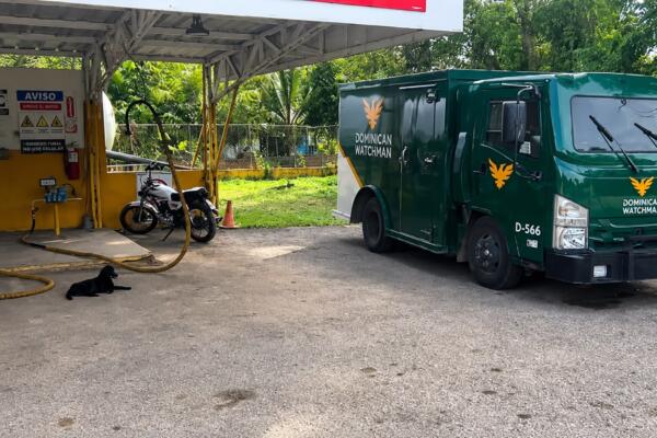 Seis hombres armados asaltan estación de GLP y camión de valores en Monte Plata