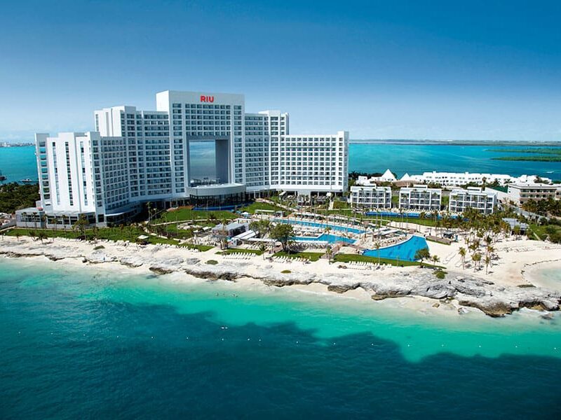 RIU aclara que solo permite operar en sus hoteles a empresas de transporte turístico autorizadas