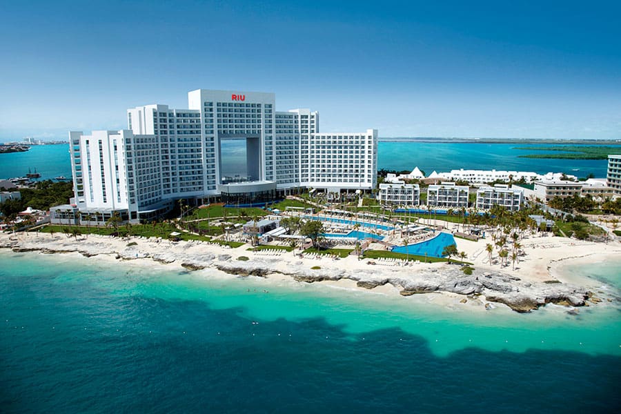 RIU aclara que solo permite operar en sus hoteles a empresas de transporte turístico autorizadas