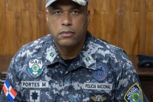 Muere general retirado de la Policía tras desplomarse en un torneo de baloncesto