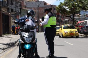Policía sanciona a su propio hermano durante operativo en Cuenca