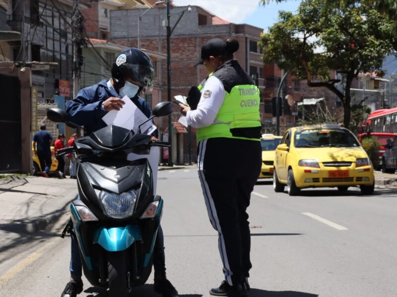 Policía sanciona a su propio hermano durante operativo en Cuenca
