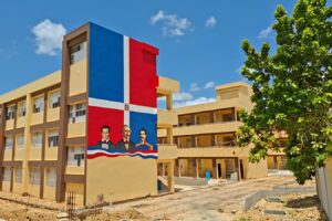 Dan los toques finales a la Escuela de Cancino Adentro y otros planteles de SDE que incorporarán más de 60 nuevas aulas para el año escolar 2026-2027