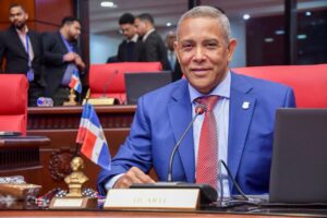 Senado envía a comisión proyecto que busca nombrar pista de atletismo de SFM en honor a César Nazario Ramos