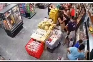 Basta ya: una mujer fue atacada por su esposo dentro de un supermercado en Brasil