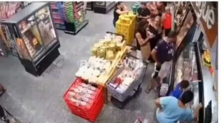 Basta ya: una mujer fue atacada por su esposo dentro de un supermercado en Brasil