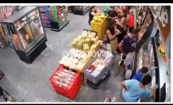 Basta ya: una mujer fue atacada por su esposo dentro de un supermercado en Brasil
